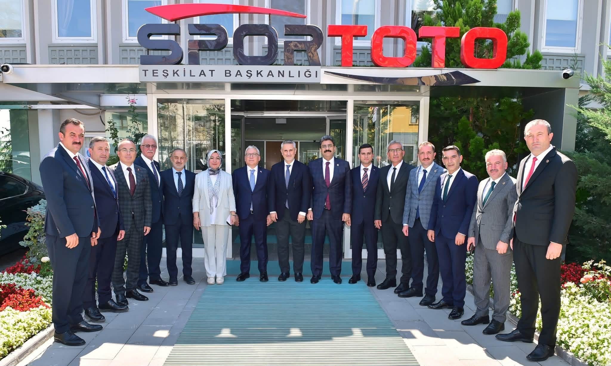 Gürçayır Yeni Mahalleye Yapılacak Olan Açık sentetik çim futbol sahası Protokolü  İmzalandı.
